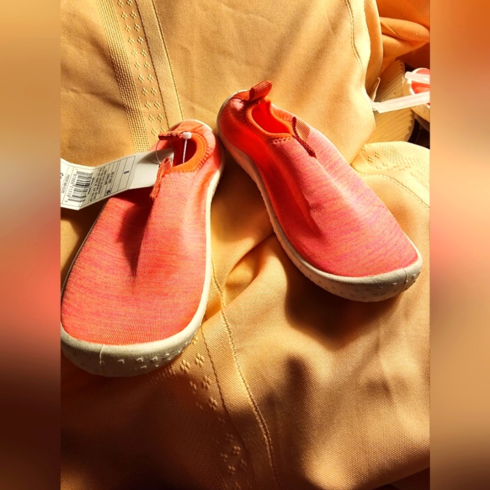 NWT Cat & Jack coral color beach/water shoes for children